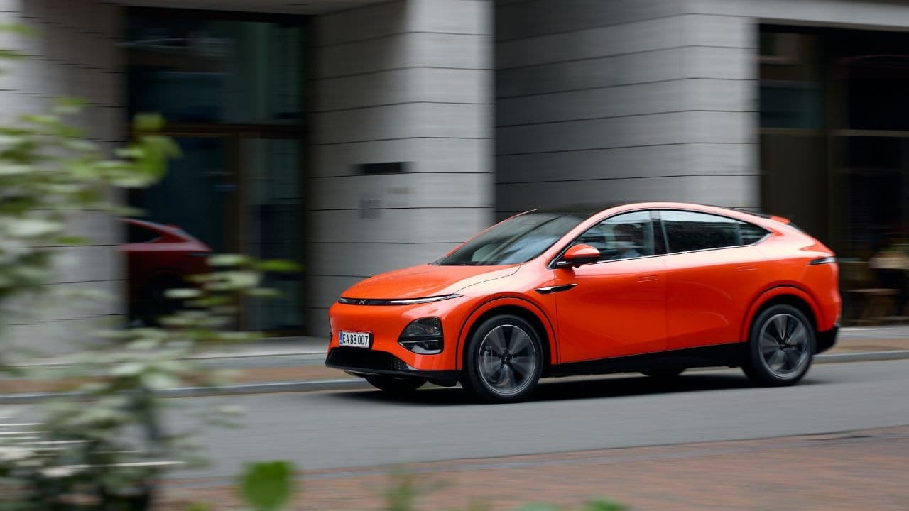 India struggles as China dominates.